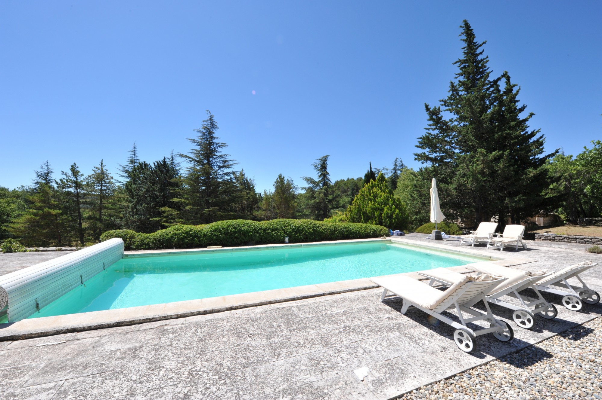 Location proche de Gordes, bergerie rénovée avec piscine au cœur de 7 hectares   