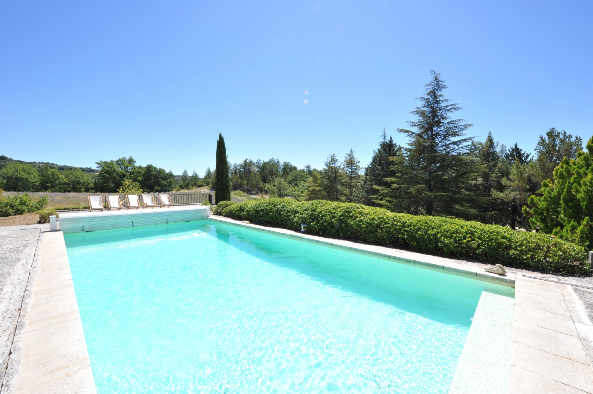 Location proche de Gordes, bergerie rénovée avec piscine au cœur de 7 hectares   