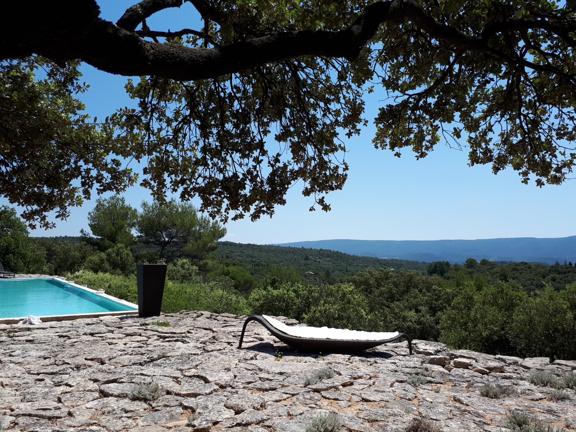 à Gordes, Bergerie du XVIème siècle, avec vue panoramique sur le Luberon.   