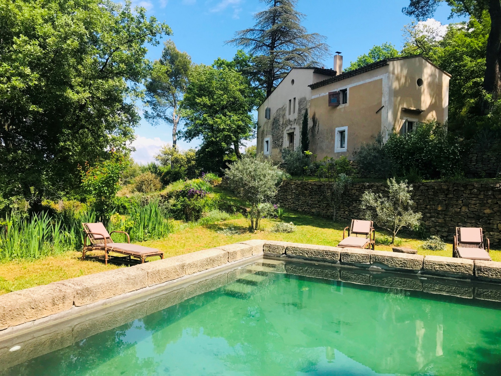 au pied du Luberon, ancienne bergerie à l'âme contemporaine   
