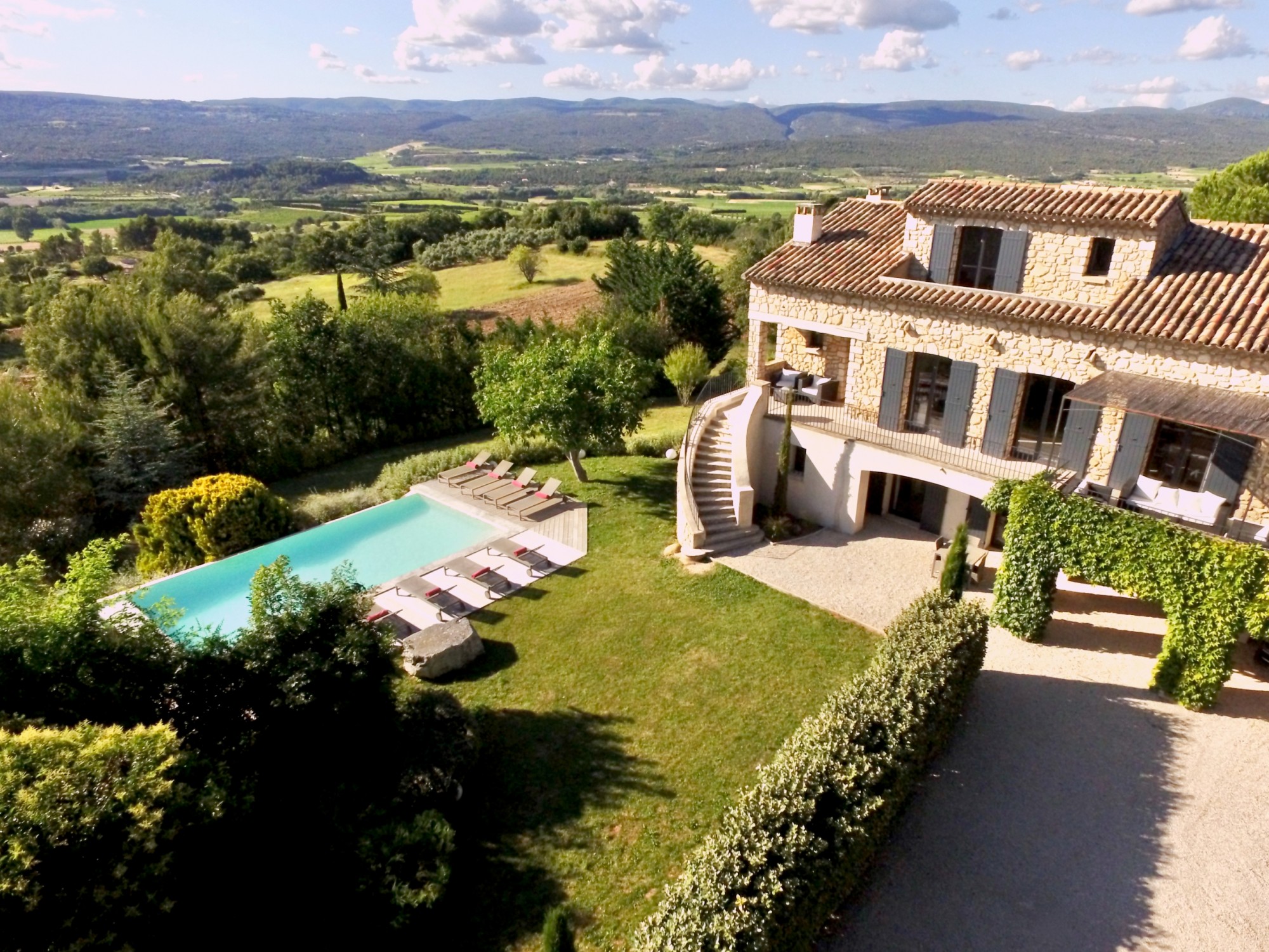à Roussillon, à deux pas du centre, belle maison aux vues magnifiques   