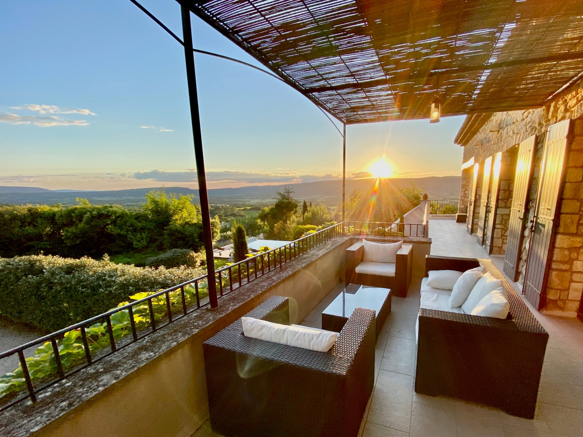 à Roussillon, à deux pas du centre, belle maison aux vues magnifiques   