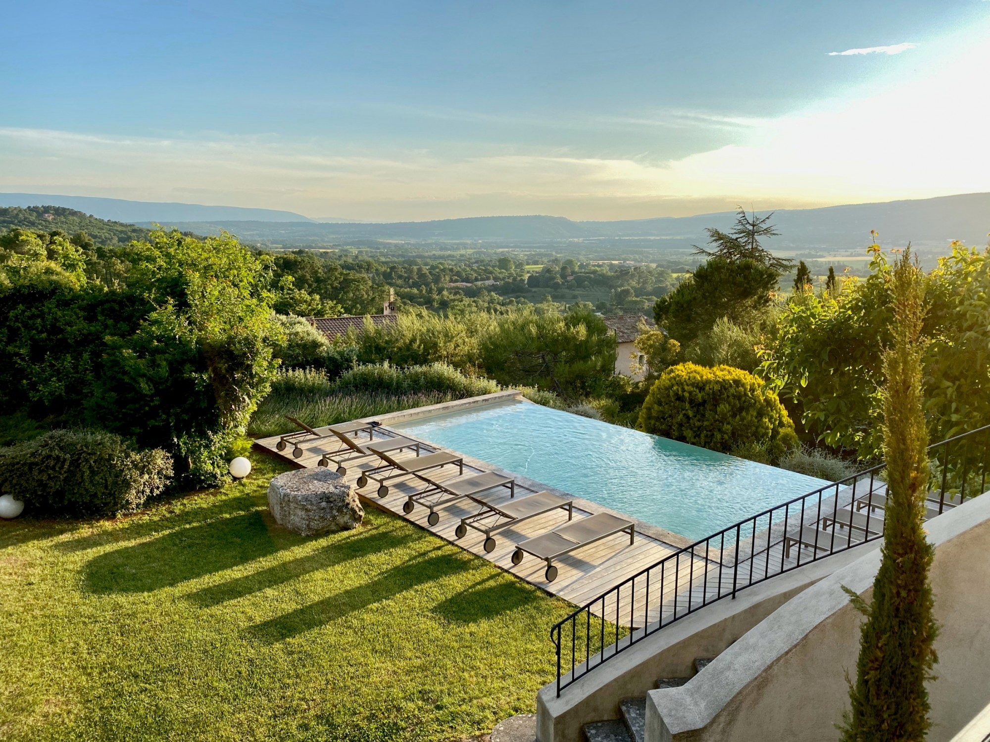 à Roussillon, à deux pas du centre, belle maison aux vues magnifiques   