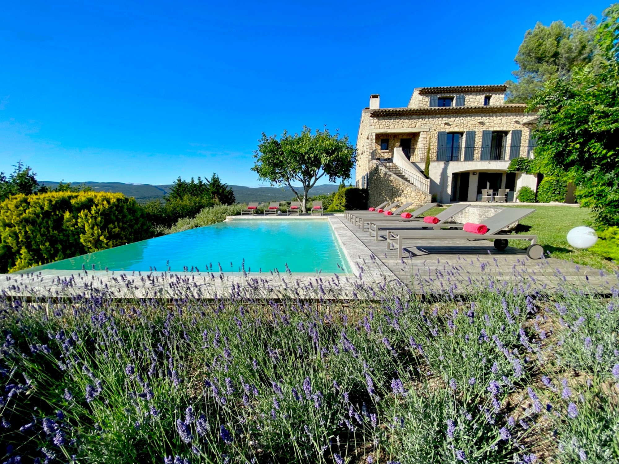 à Roussillon, à deux pas du centre, belle maison aux vues magnifiques   