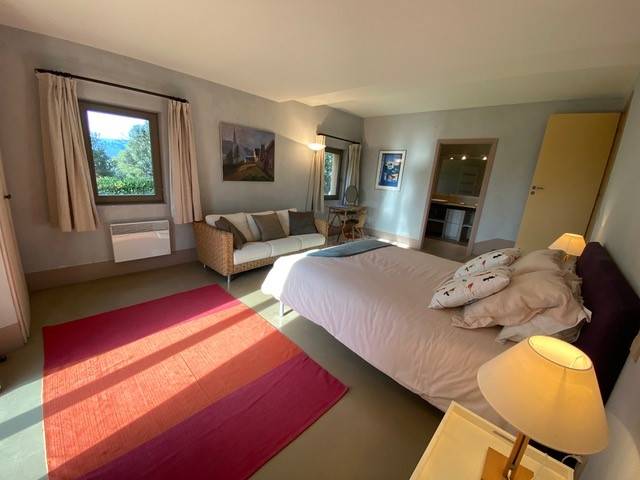 Dans le Luberon, à Roussillon, Grande maison contemporaine magnifiquement située dans les Ocres   