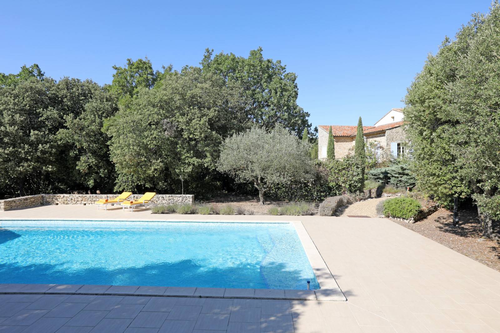 Location Bonnieux : superbe maison en pierre dans un environnement calme   