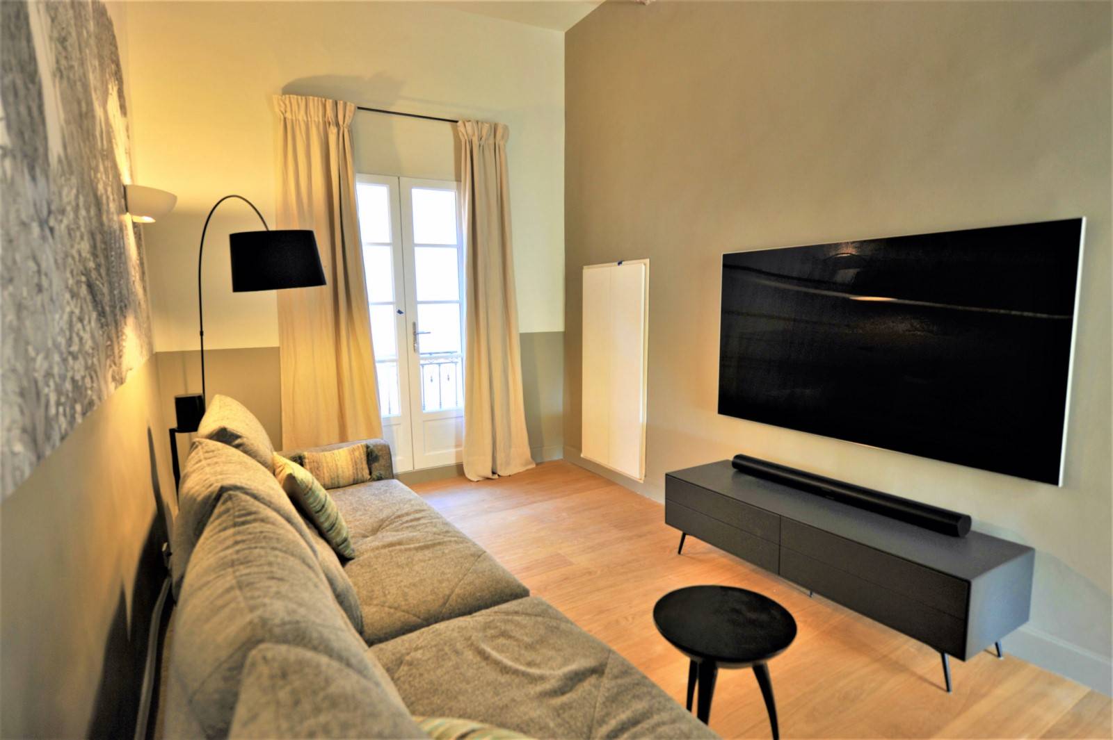 Location magnifique maison de maître datant du XVIIIème siècle entièrement rénovée avec jardin paysagé et piscine chauffée.     