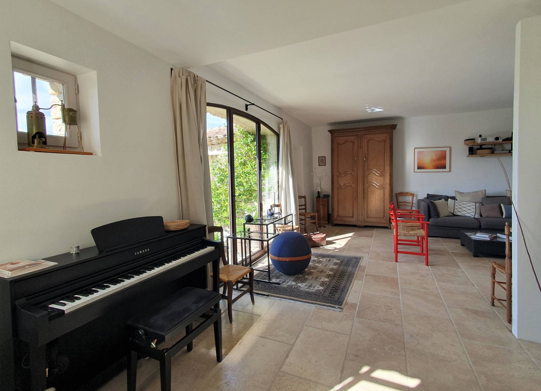 Location à Gordes, proche du village, maison en pierres avec prestations de qualité   