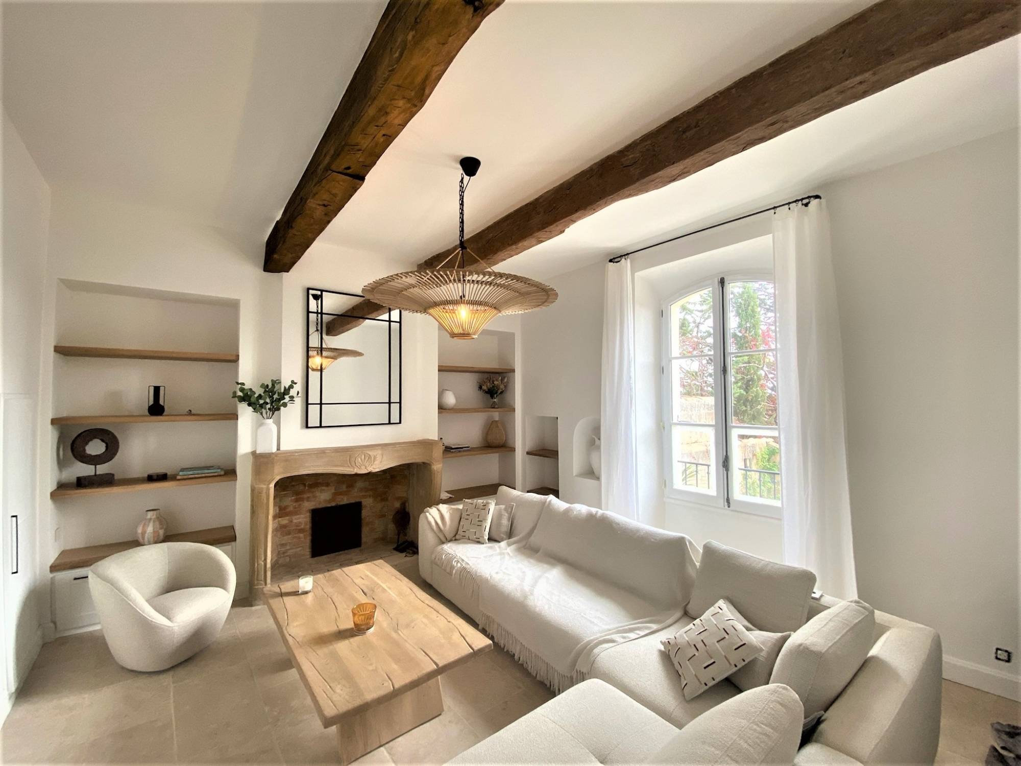 Location magnifique maison de maître datant du XVIIIème siècle entièrement rénovée avec jardin paysagé et piscine chauffée.     