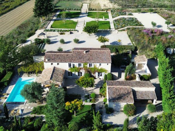 Notre zone d'activité pour ce service Louer un mas familial ancien en pierre avec piscine pour les vacances