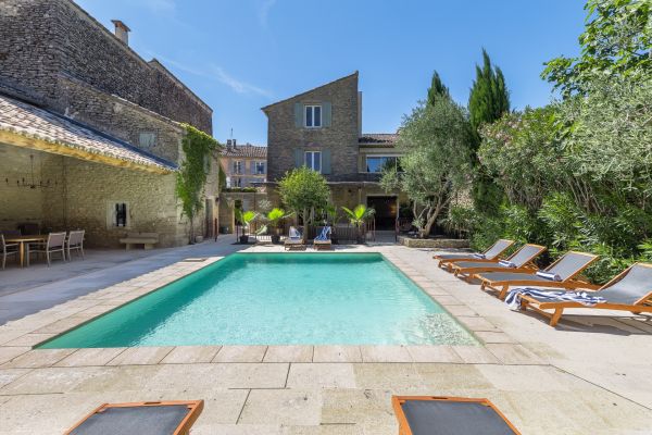 Notre zone d'activité pour ce service Louer un mas familial ancien en pierre avec piscine pour les vacances